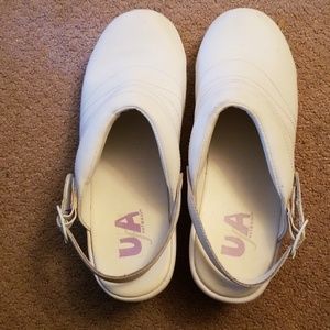 UFA White Slip Resistant Nurses Shoes Size 9W